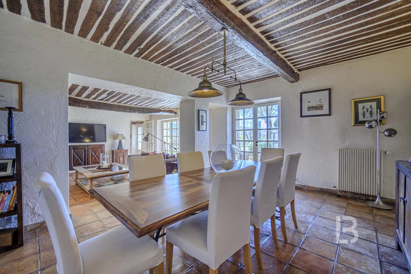 Maison - 213 m² - 7 pièces