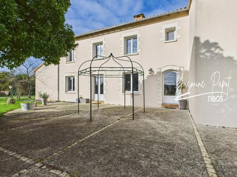 Maison - 220 m² - 8 pièces