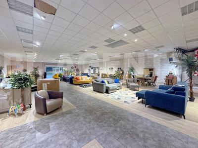 Magasins - 1 930 m²