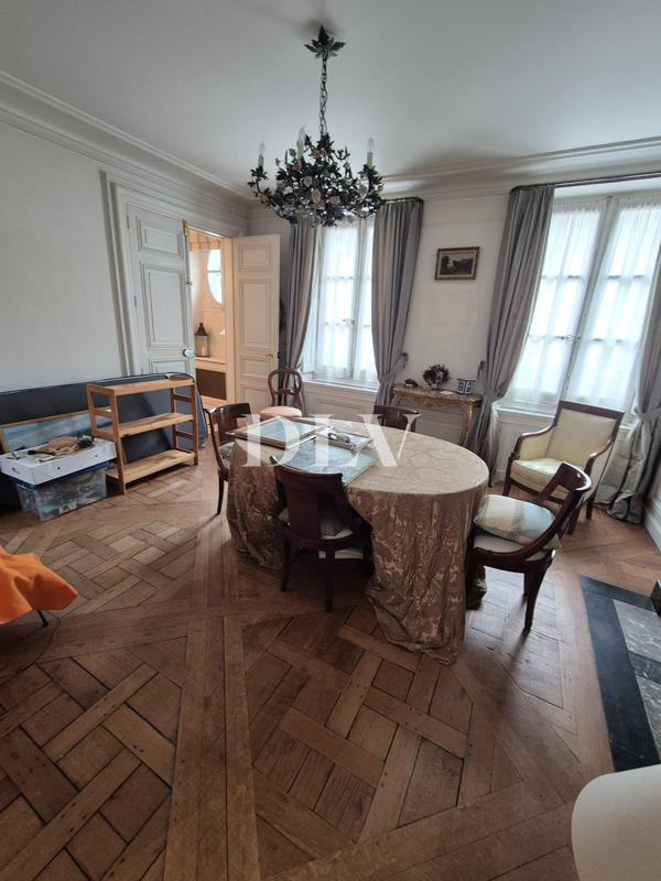 Maison - 305 m² - 11 pièces