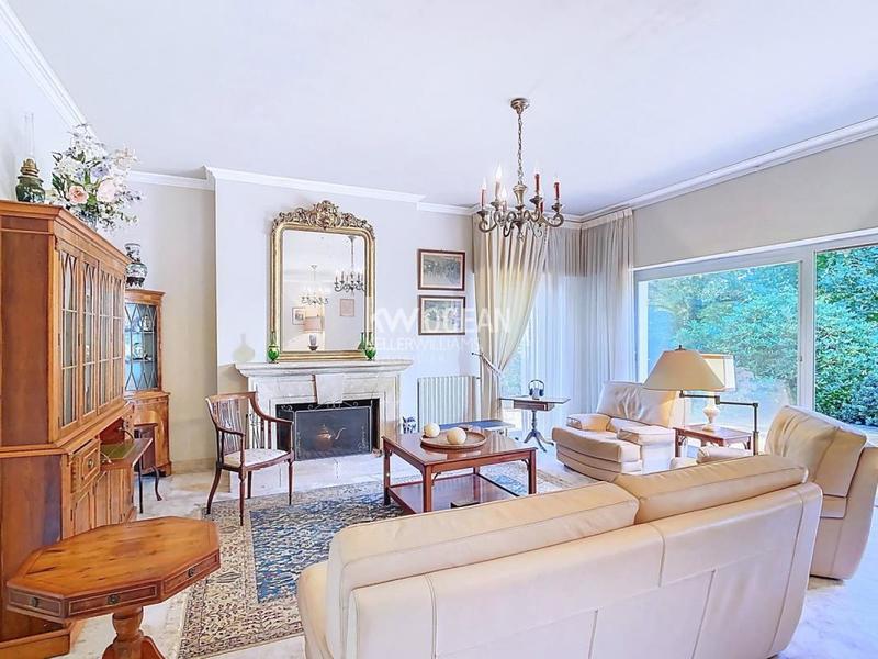 Villa - 273 m² - 9 pièces