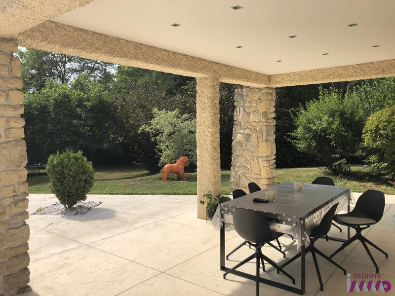 Maison - 240 m² - 9 pièces