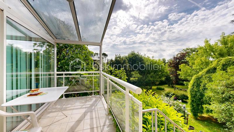 Maison - 241 m² - 8 pièces