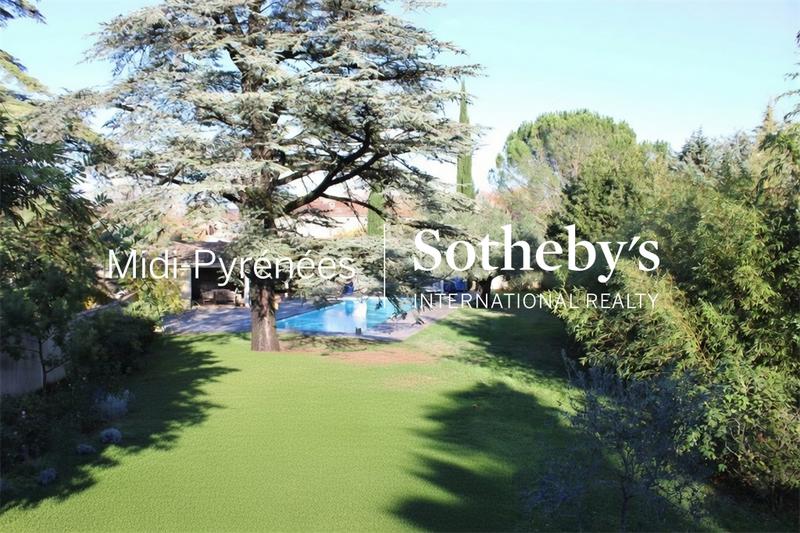 Maison de ville - 385 m² - 15 pièces