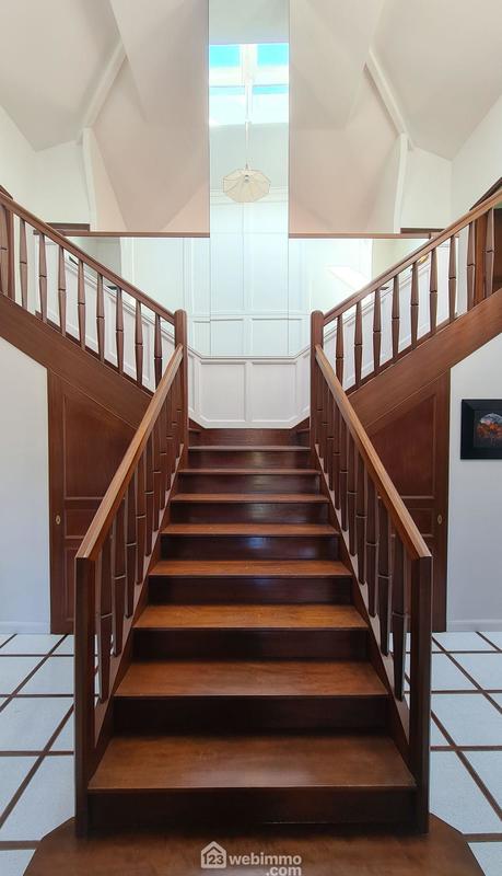 Maison - 370 m² - 12 pièces