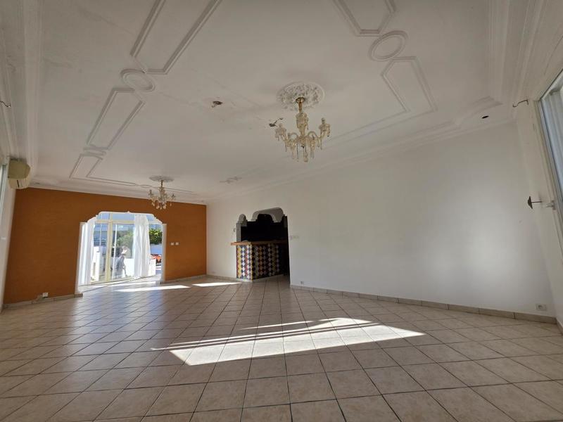 Maison - 239 m² - 8 pièces