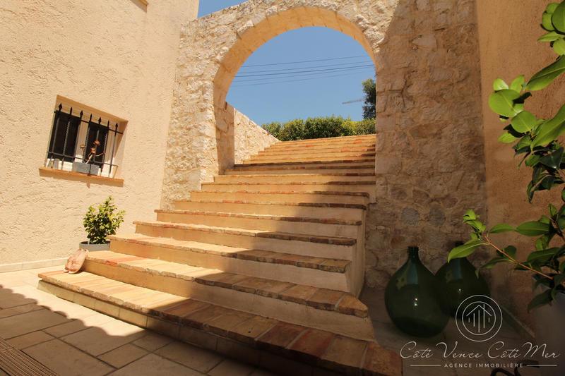 Maison - 234 m² - 8 pièces