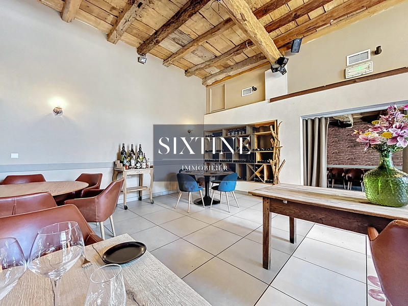 Maison - 3 008 m² - 45 pièces