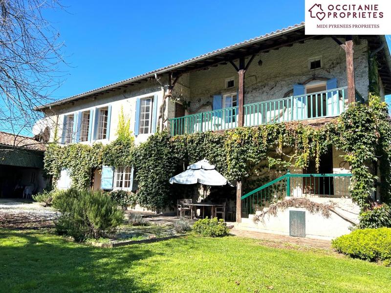 Propriété - 290 m² - 9 pièces