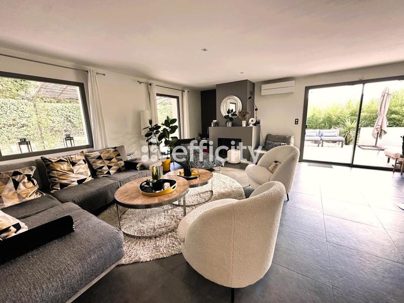 Maison - 290 m² - 11 pièces