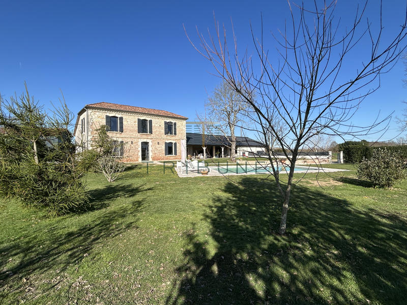 Maison - 262 m² - 9 pièces