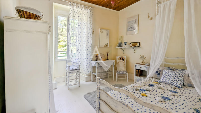 Maison - 263 m² - 12 pièces