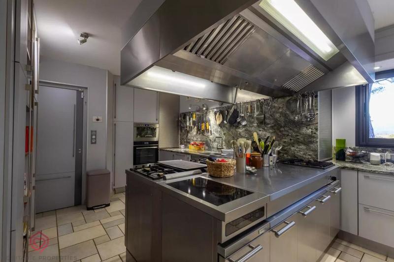 Propriété - 318 m² - 7 pièces