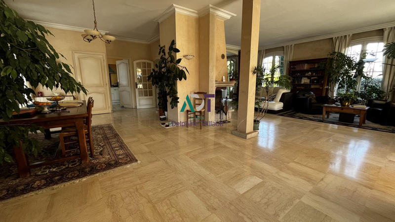 Maison - 249 m² - 9 pièces