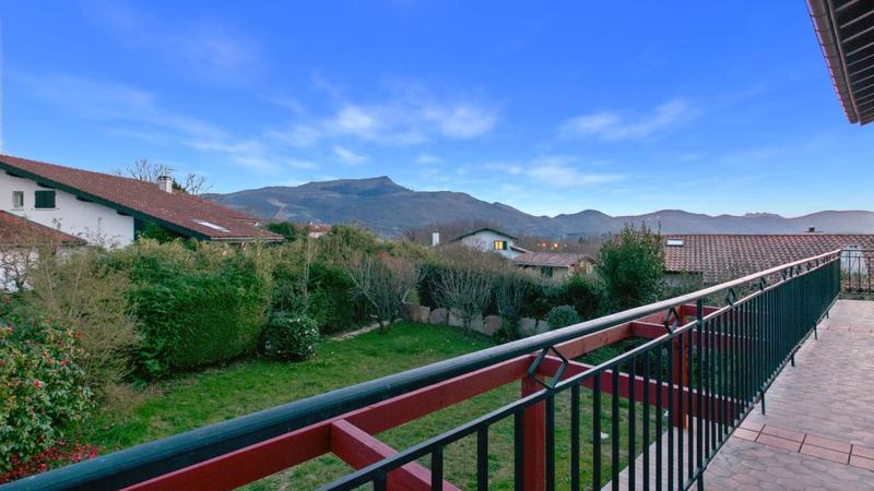 Maison - 325 m² - 7 pièces