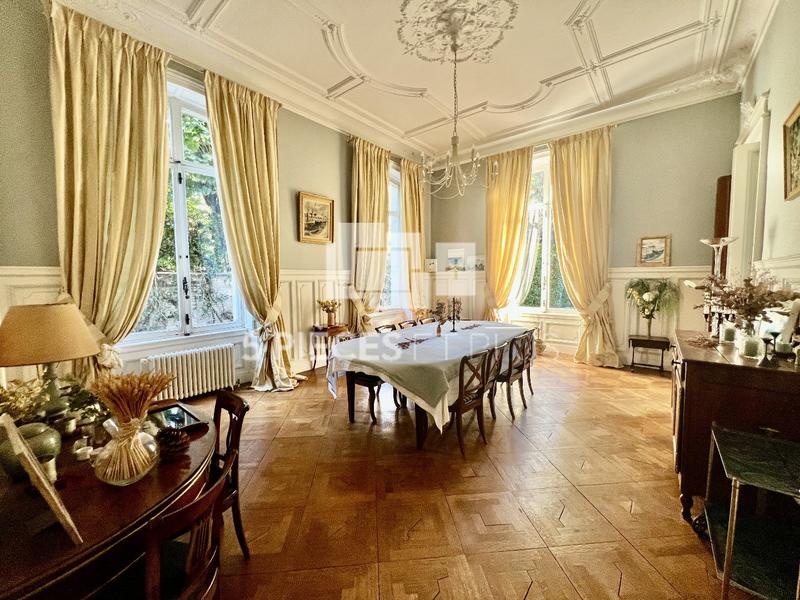 Hôtel particulier - 600 m² - 10 pièces