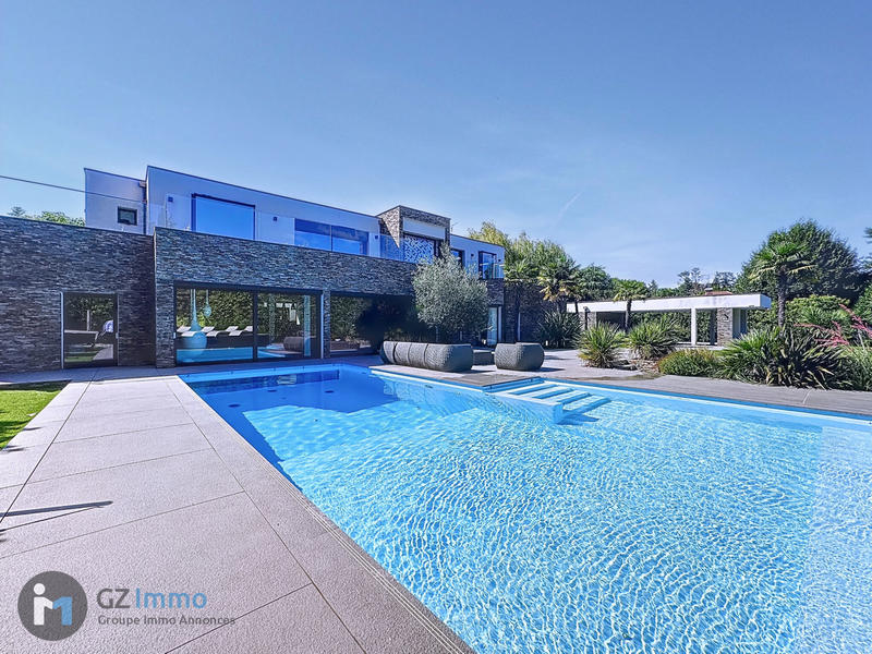 Maison - 942 m² - 9 pièces