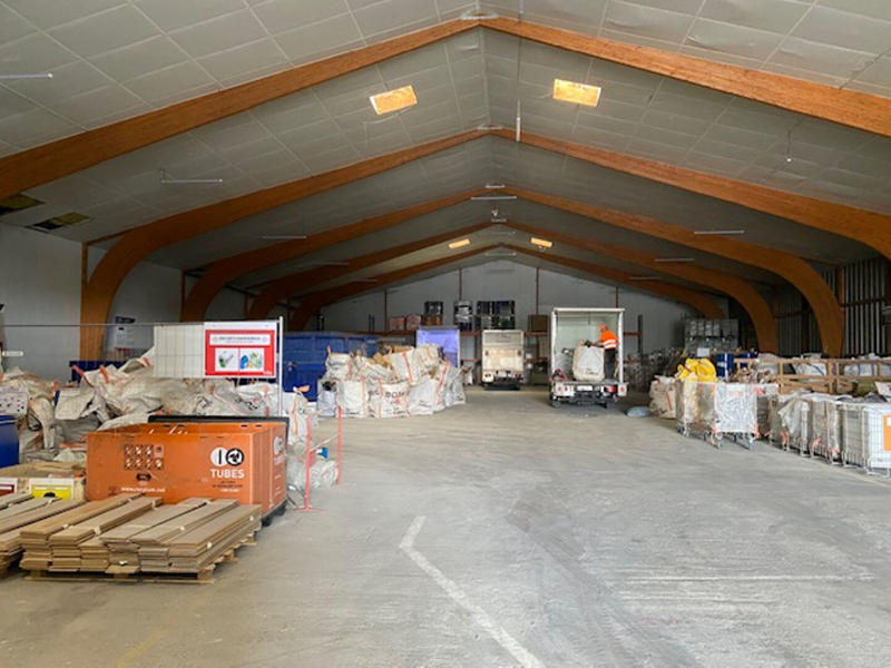 Local d'activité / Entrepôt - 1 370 m² - 5 pièces