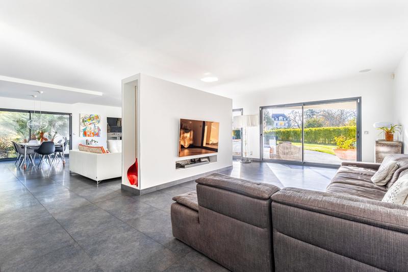 Maison contemporaine - 287 m² - 7 pièces