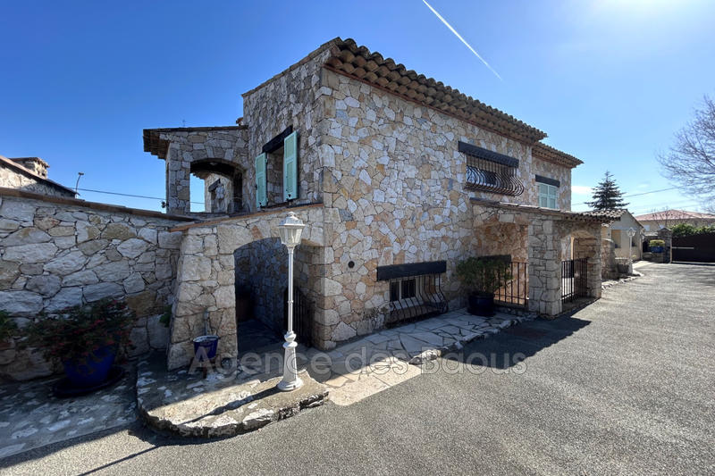 Maison - 260 m² - 7 pièces