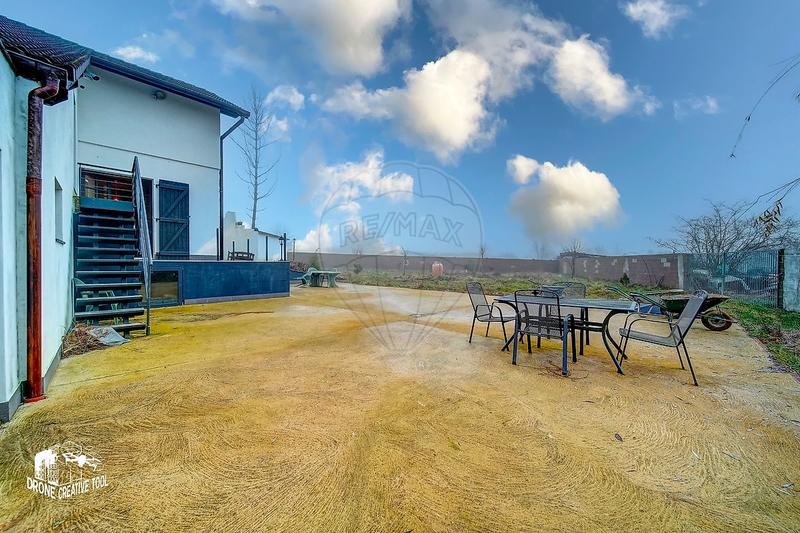 Maison - 275 m² - 8 pièces