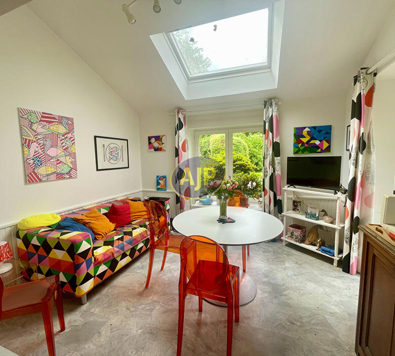 Maison - 225 m² - 8 pièces