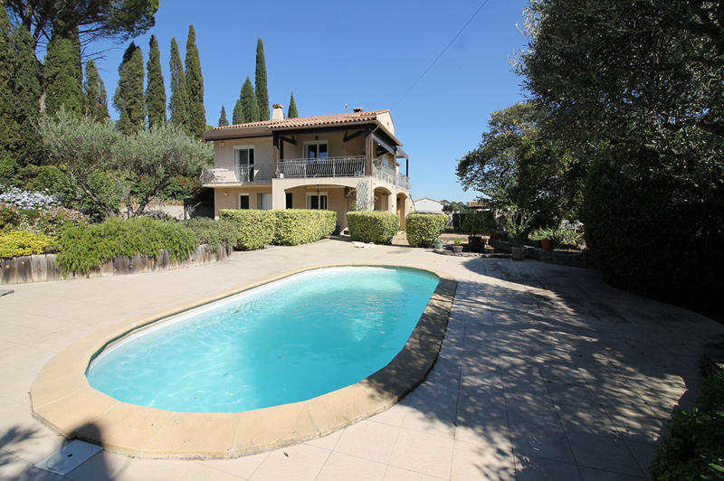 Maison - 201 m² - 7 pièces