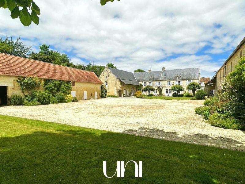 Propriété - 285 m² - 9 pièces