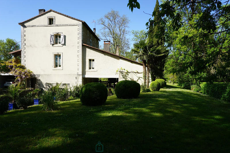 Maison - 220 m² - 8 pièces