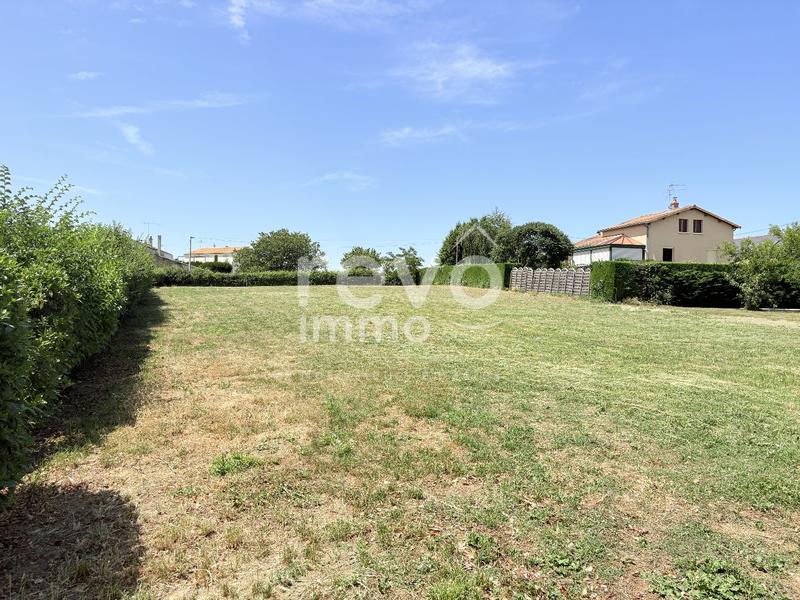 Terrain constructible - 1 600 m²