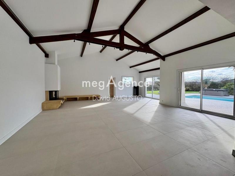 Maison - 248 m² - 8 pièces