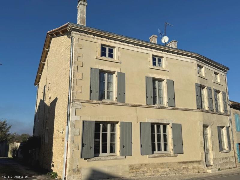 Maison de village - 495 m² - 10 pièces
