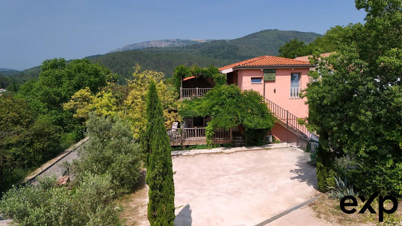 Villa - 167 m² - 9 pièces