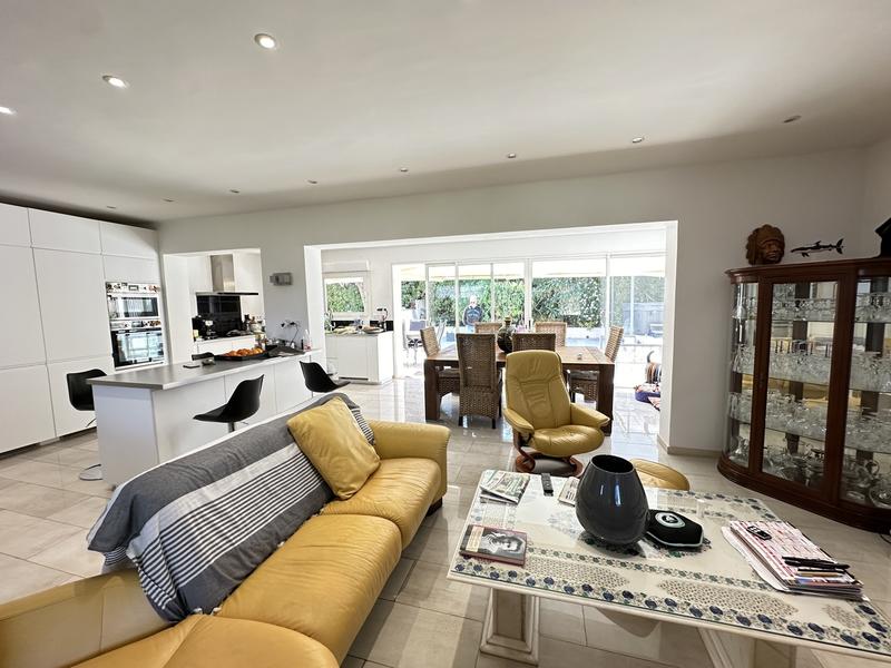 Maison - 220 m² - 10 pièces