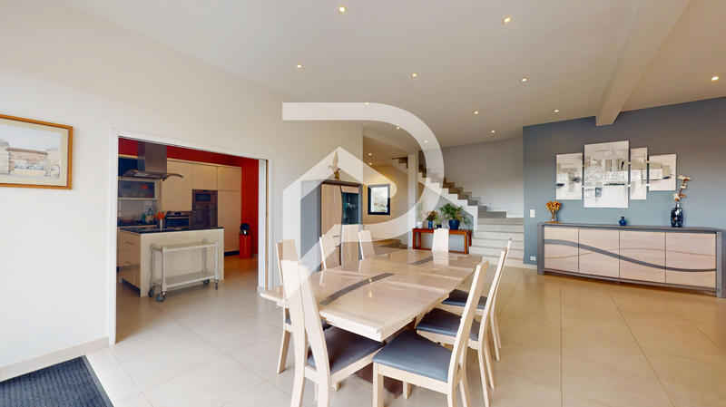 Maison - 696 m² - 12 pièces