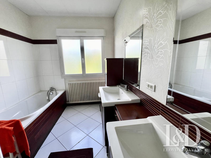 Maison - 240 m² - 10 pièces