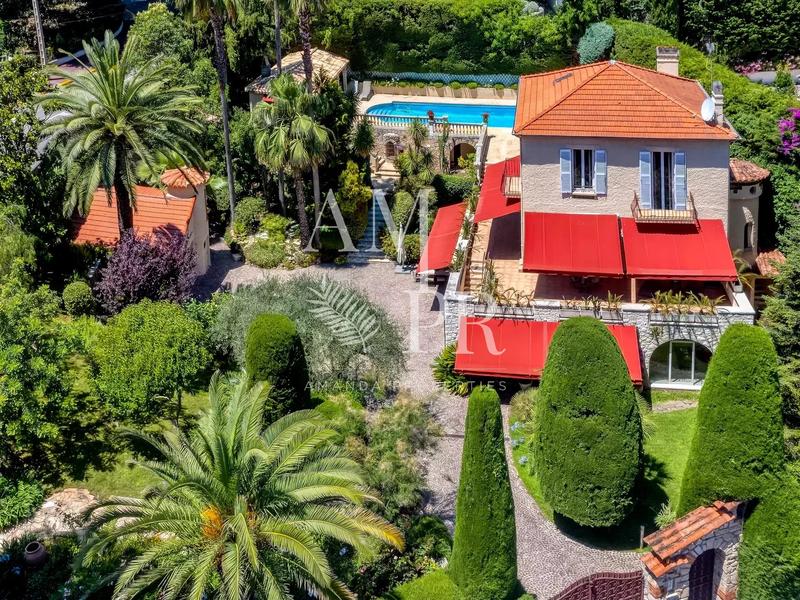 Villa - 300 m² - 7 pièces