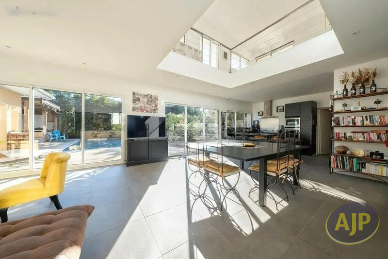 Maison - 184 m² - 6 pièces