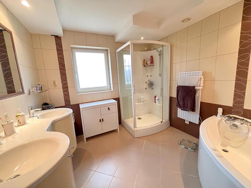 Maison - 190 m² - 8 pièces