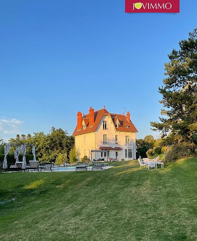 Maison - 254 m² - 10 pièces