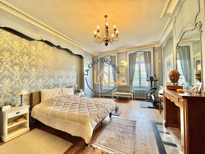 Maison - 312 m² - 9 pièces