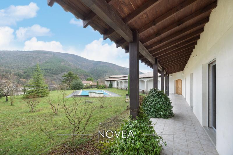Villa - 396 m² - 6 pièces