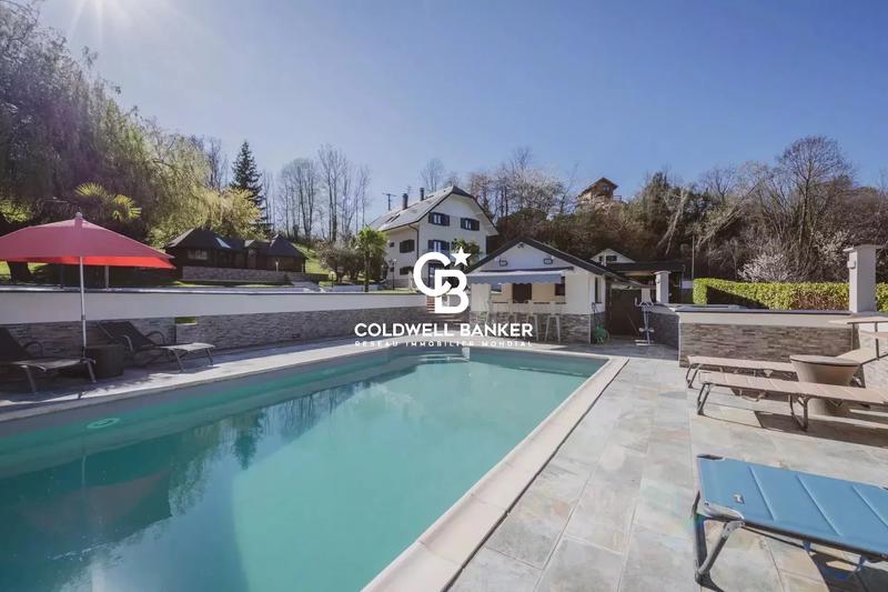 Maison - 280 m² - 10 pièces