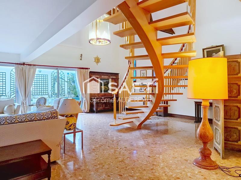 Maison - 209 m² - 6 pièces