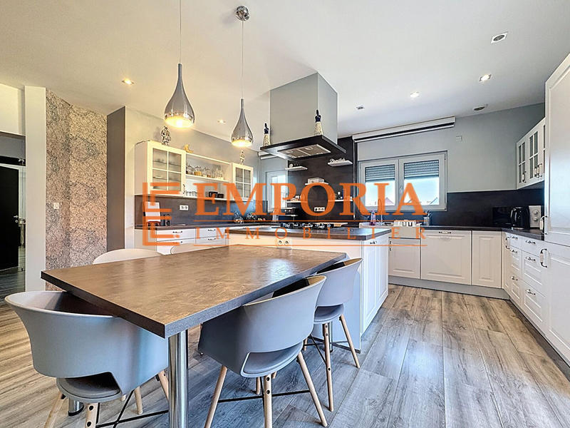 Maison - 280 m² - 8 pièces