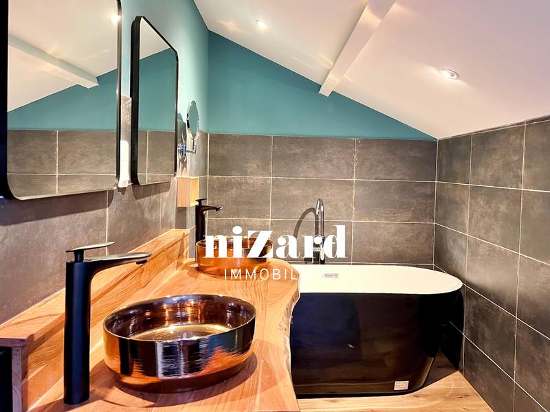 Propriété - 1 840 m² - 40 pièces