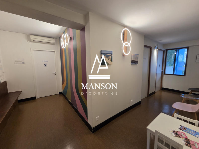 Local d'activités - 300 m² - 9 pièces