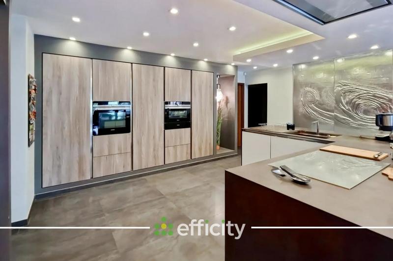 Maison - 354 m² - 10 pièces