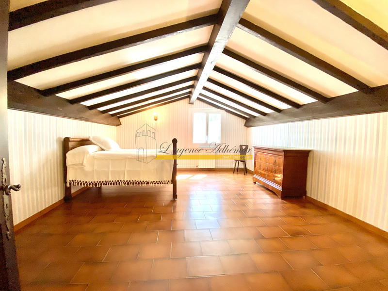 Maison - 285 m² - 9 pièces