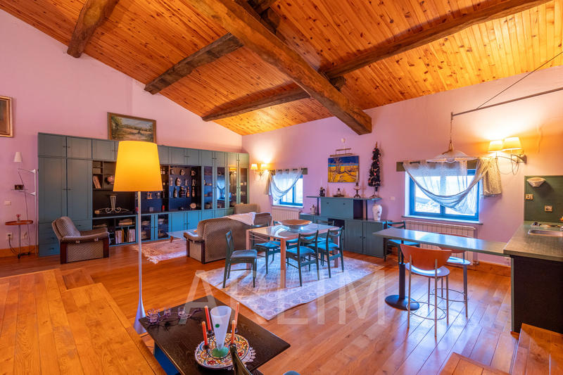 Maison - 440 m² - 9 pièces